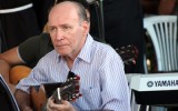 Tião de Oliveira empresta a alma do seu violão à Festa da Penha